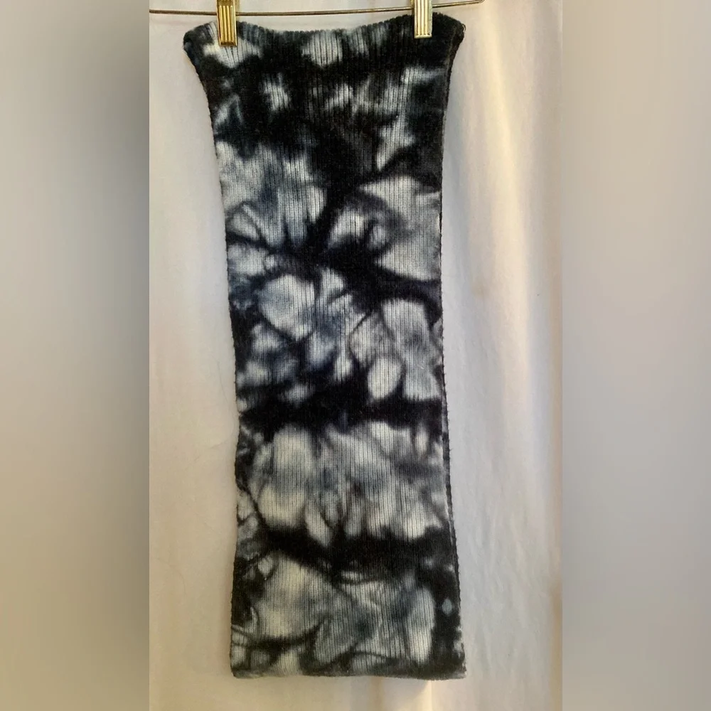 Britt’s Knits Mantra Knit Black & White Infinity Scarf Size 46”x8”